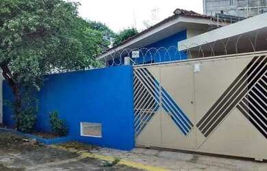 Imagem: A casa possui 3 Dormitórios, 1 Banheiro, 2 Vagas na garagem