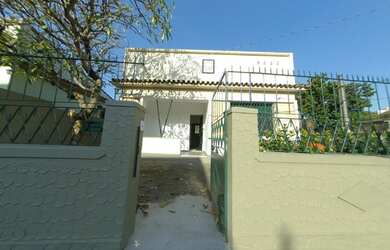 Imagem: A casa possui 2 Dormitórios, 1 Banheiro, 4 Vagas na garagem