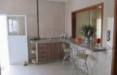 Imagem: A casa possui 3 Dormitórios, 3 Banheiros, 2 Vagas na garagem