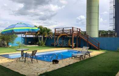 Imagem: A casa em condomínio possui 3 Dormitórios, 3 Banheiros, 5