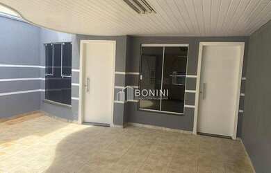 Imagem: A casa possui 3 Dormitórios, 2 Banheiros, 2 Vagas na garagem