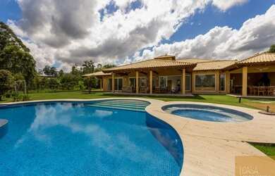 Imagem: A casa em condomínio possui 5 Dormitórios, 5 Banheiros, 5