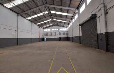 Imagem: O depósito possui 5 Vagas na garagem, 1.300m² de Área e