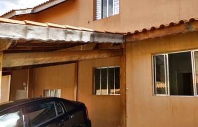 Imagem: A casa possui 2 Dormitórios, 2 Banheiros, 2 Vagas na garagem