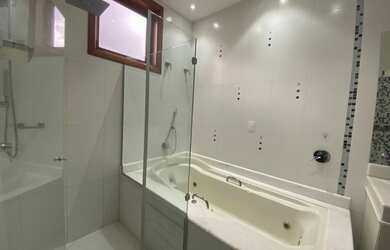 Imagem: A casa em condomínio possui 4 Dormitórios, 5 Banheiros, 2