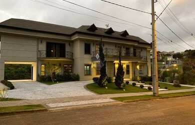 Imagem: A casa possui 3 Dormitórios, 1 Banheiro, 5 Vagas na garagem