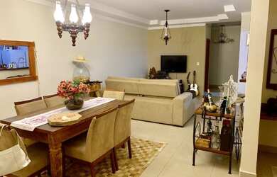 Imagem: A casa possui 3 Dormitórios, 4 Banheiros, 5 Vagas na garagem