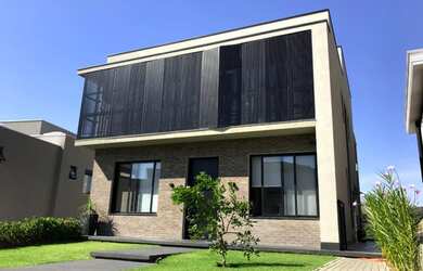 Imagem: A casa em condomínio possui 4 Dormitórios, 5 Banheiros, 2