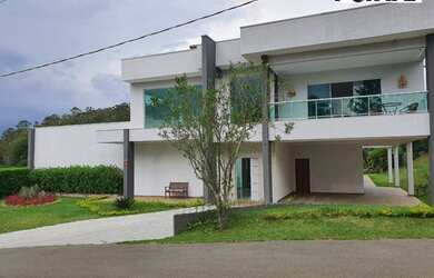 Imagem: A casa em condomínio possui 5 Dormitórios, 3 Banheiros, 5