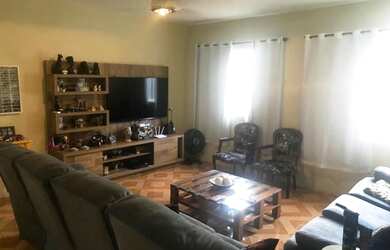 Imagem: A casa possui 3 Dormitórios, 2 Banheiros, 1 Vaga na garagem