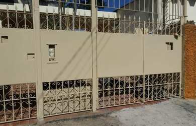 Imagem: A casa possui 3 Dormitórios, 1 Banheiro, 2 Vagas na garagem