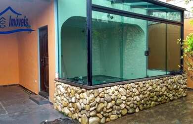 Imagem: A casa possui 3 Dormitórios, 3 Banheiros, 4 Vagas na garagem