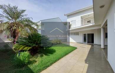 Imagem: A casa em condomínio possui 4 Dormitórios, 5 Banheiros, 4