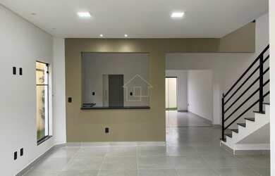 Imagem: A casa possui 3 Dormitórios, 2 Banheiros, 2 Vagas na garagem