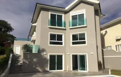 Imagem: A casa possui 4 Dormitórios, 5 Banheiros, 4 Vagas na garagem