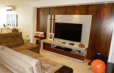 Imagem: A casa possui 3 Dormitórios, 5 Banheiros, 4 Vagas na garagem