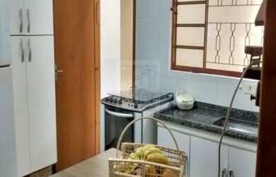 Imagem: A casa possui 3 Dormitórios, 1 Banheiro, 1 Vaga na garagem