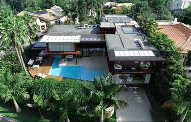 Imagem: A casa possui 4 Dormitórios, 5 Banheiros, 5 Vagas na garagem