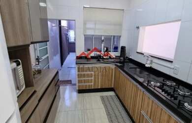 Imagem: A casa possui 4 Dormitórios, 2 Banheiros, 2 Vagas na garagem