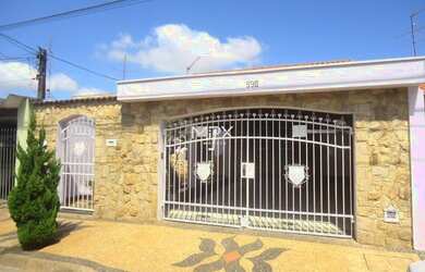 Imagem: A casa possui 4 Dormitórios, 3 Banheiros, 3 Vagas na garagem