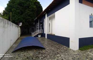 Imagem: A casa possui 4 Dormitórios, 4 Banheiros, 5 Vagas na garagem