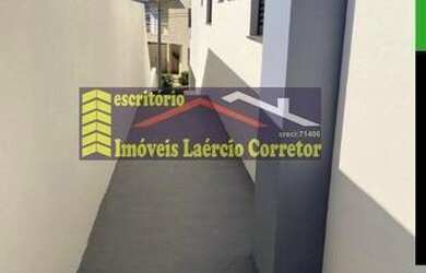 Imagem: A casa possui 3 Dormitórios, 5 Banheiros, 4 Vagas na garagem