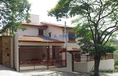 Imagem: A casa possui 3 Dormitórios, 4 Banheiros, 3 Vagas na garagem