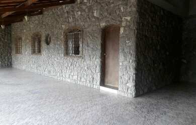 Imagem: A casa possui 4 Dormitórios, 2 Banheiros, 4 Vagas na garagem