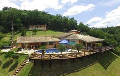 Imagem: A casa possui 3 Dormitórios, 5 Banheiros, 4 Vagas na garagem