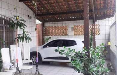 Imagem: A casa possui 3 Dormitórios, 2 Banheiros, 2 Vagas na garagem