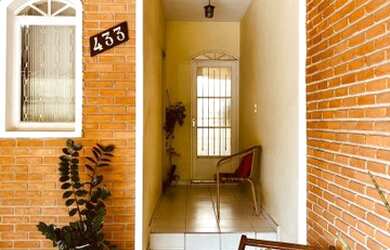 Imagem: A casa possui 2 Dormitórios, 2 Banheiros, 2 Vagas na garagem