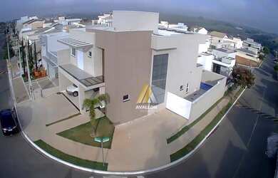 Imagem: A casa em condomínio possui 4 Dormitórios, 5 Banheiros, 4