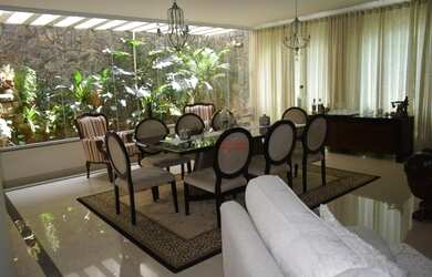 Imagem: A casa possui 3 Dormitórios, 5 Banheiros, 5 Vagas na garagem