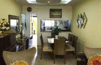 Imagem: A casa possui 4 Dormitórios, 4 Banheiros, 5 Vagas na garagem