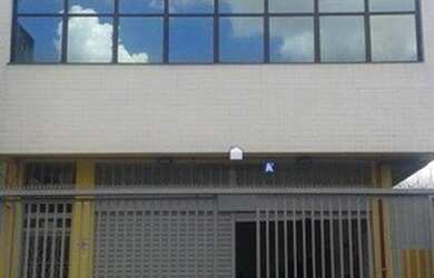 Imagem: O depósito possui 4 Vagas na garagem, 870m² de Área e está