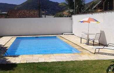 Imagem: A casa possui 5 Dormitórios, 5 Banheiros, 4 Vagas na garagem