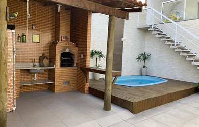 Imagem: A casa possui 4 Dormitórios, 3 Banheiros, 1 Vaga na garagem