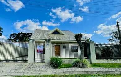 Imagem: A casa possui 3 Dormitórios, 2 Banheiros, 2 Vagas na garagem