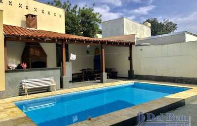 Imagem: A casa possui 3 Dormitórios, 3 Banheiros, 5 Vagas na garagem