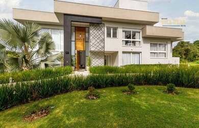 Imagem: A casa em condomínio possui 5 Dormitórios, 5 Banheiros, 4