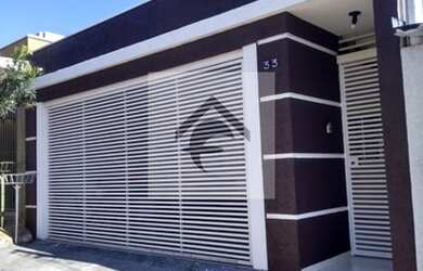 Imagem: A casa possui 3 Dormitórios, 2 Banheiros, 2 Vagas na garagem