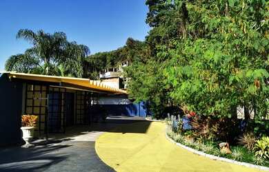 Imagem: A casa possui 4 Dormitórios, 5 Banheiros, 5 Vagas na garagem