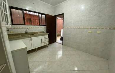 Imagem: A casa possui 3 Dormitórios, 2 Banheiros, 2 Vagas na garagem