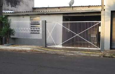 Imagem: A casa possui 2 Dormitórios, 1 Banheiro, 1 Vaga na garagem