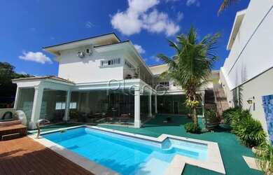 Imagem: A casa possui 4 Dormitórios, 5 Banheiros, 4 Vagas na garagem