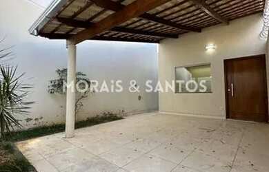 Imagem: A casa possui 3 Dormitórios, 2 Banheiros, 1 Vaga na garagem