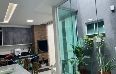 Imagem: A casa em condomínio possui 3 Dormitórios, 4 Banheiros, 3