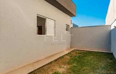 Imagem: A casa possui 3 Dormitórios, 3 Banheiros, 2 Vagas na garagem