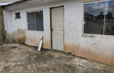 Imagem: A casa possui 2 Dormitórios, 1 Banheiro, 1 Vaga na garagem