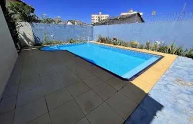 Imagem: A casa possui 3 Dormitórios, 4 Banheiros, 3 Vagas na garagem